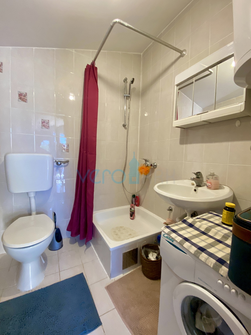 Isola di Krk, Dobrinj, periferia, casa bifamiliare con due appartamenti, vista, terreno, vendita