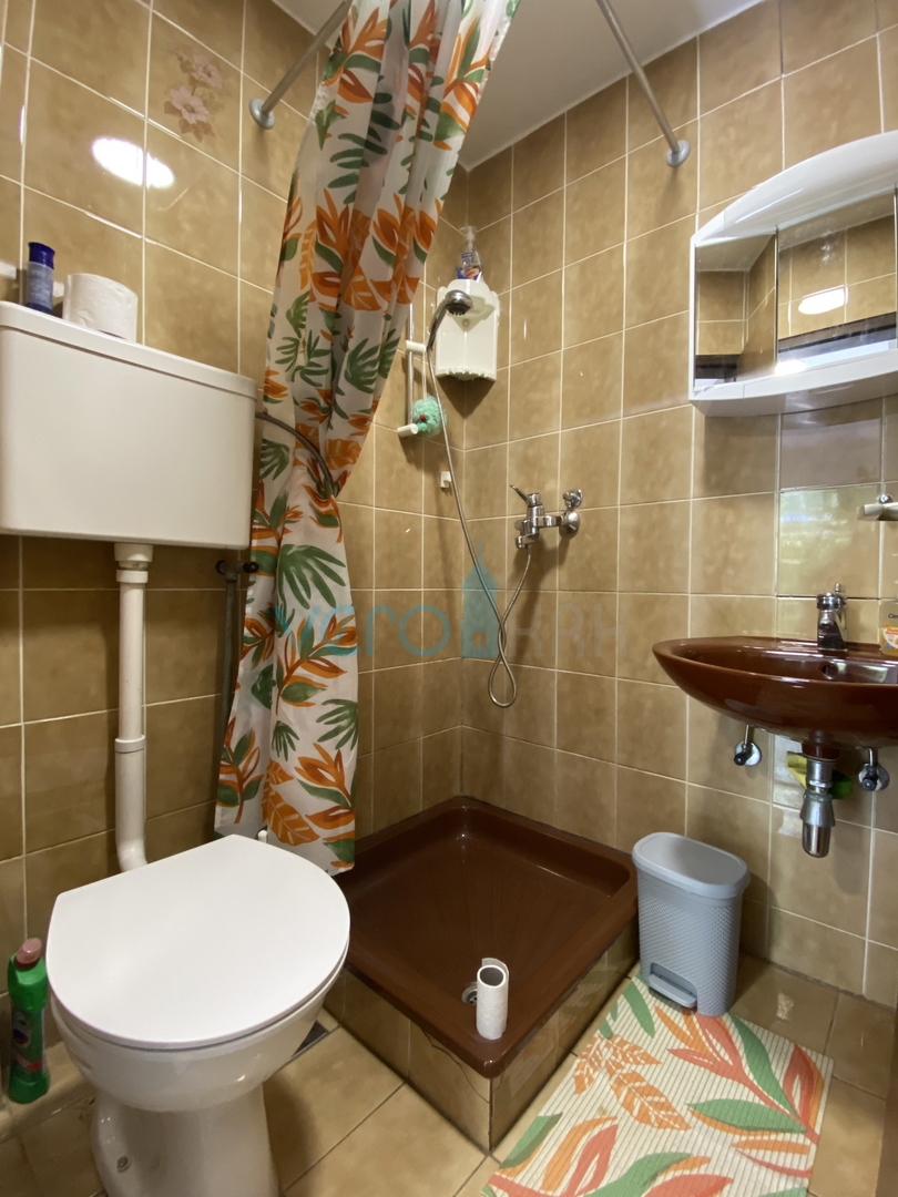 Isola di Krk, Dobrinj, periferia, casa bifamiliare con due appartamenti, vista, terreno, vendita