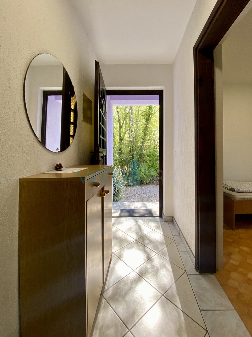 Isola di Krk, Dobrinj, periferia, casa bifamiliare con due appartamenti, vista, terreno, vendita