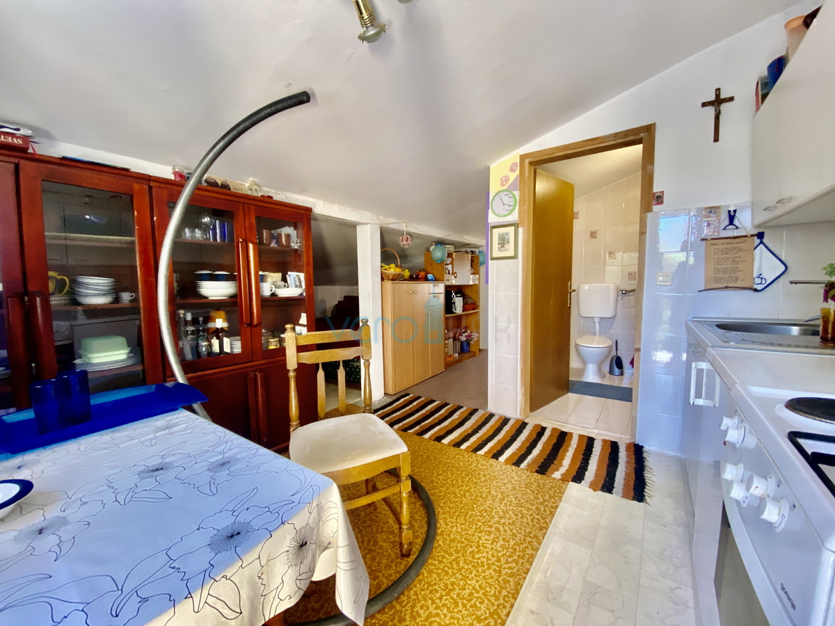 Isola di Krk, Dobrinj, periferia, casa bifamiliare con due appartamenti, vista, terreno, vendita