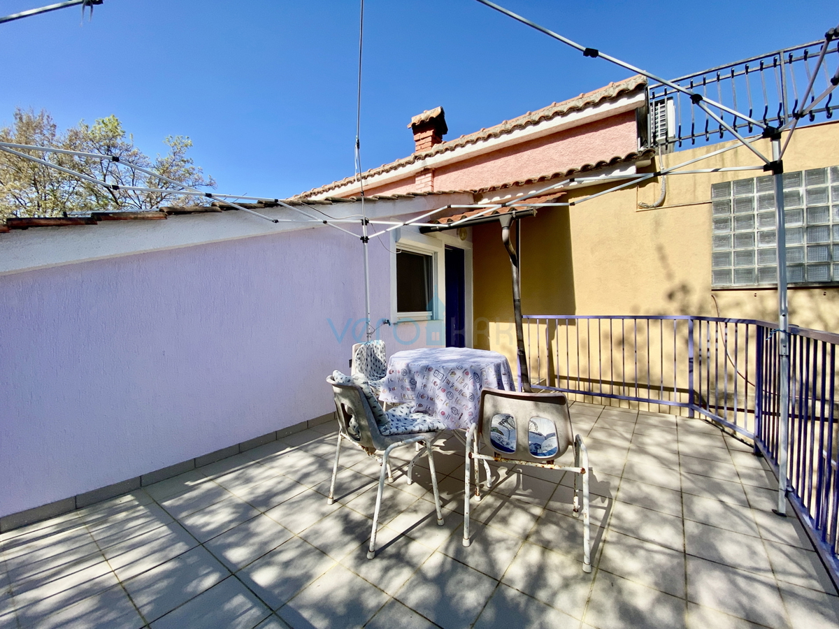 Isola di Krk, Dobrinj, periferia, casa bifamiliare con due appartamenti, vista, terreno, vendita