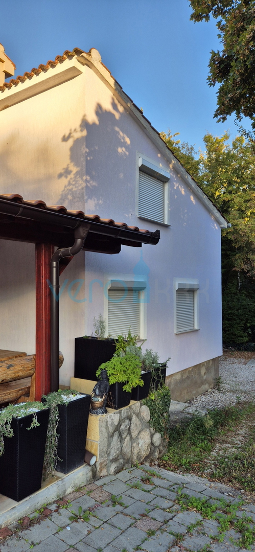 Isola di Krk, Dobrinj, periferia, casa bifamiliare con due appartamenti, vista, terreno, vendita