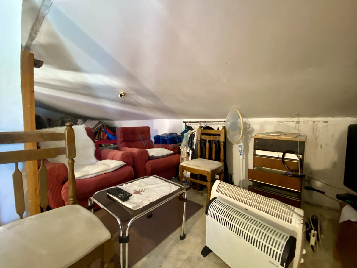 Isola di Krk, Dobrinj, periferia, casa bifamiliare con due appartamenti, vista, terreno, vendita