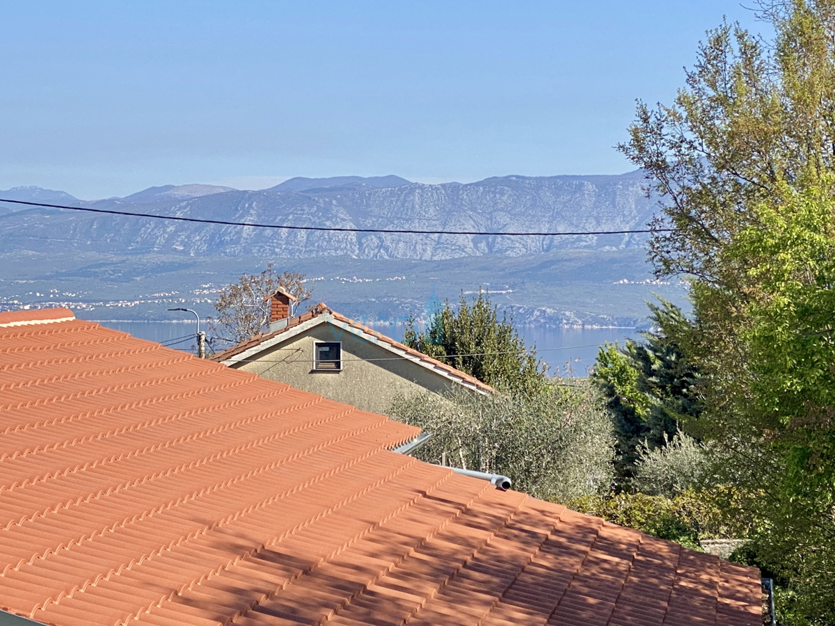 Isola di Krk, Dobrinj, periferia, casa bifamiliare con due appartamenti, vista, terreno, vendita