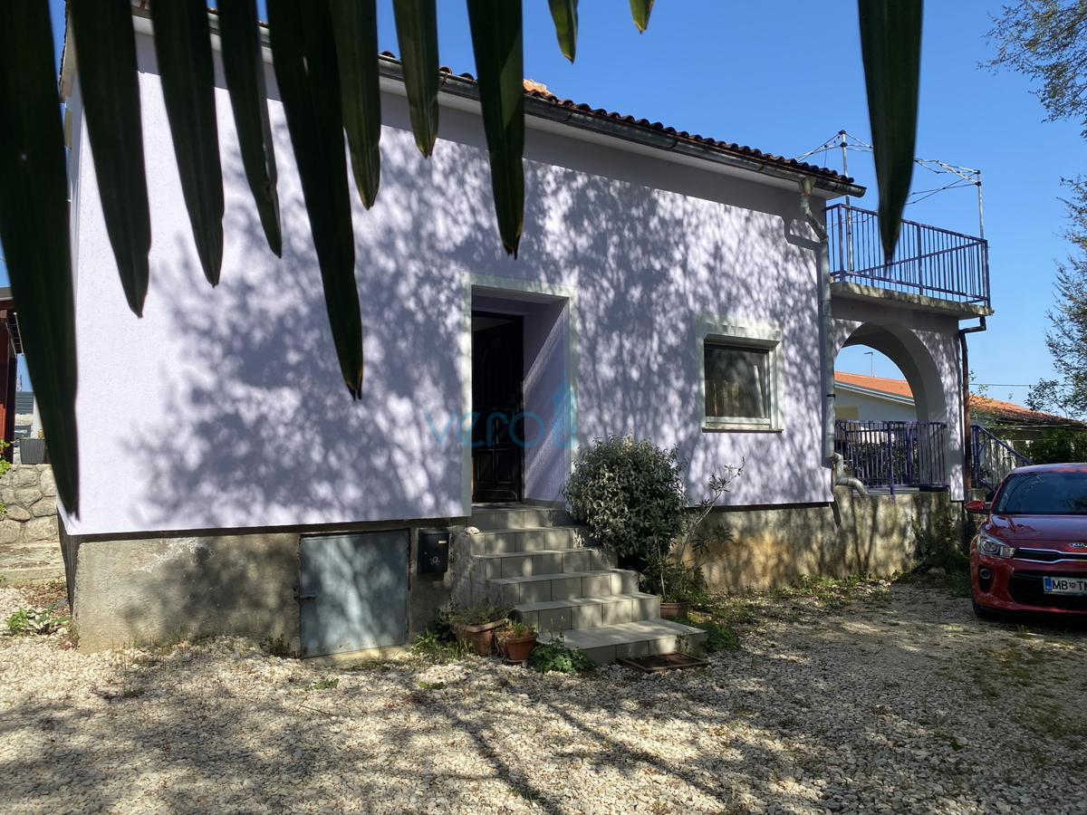 Isola di Krk, Dobrinj, periferia, casa bifamiliare con due appartamenti, vista, terreno, vendita