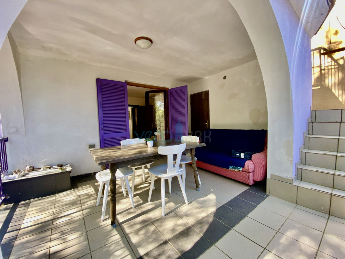 Isola di Krk, Dobrinj, periferia, casa bifamiliare con due appartamenti, vista, terreno, vendita