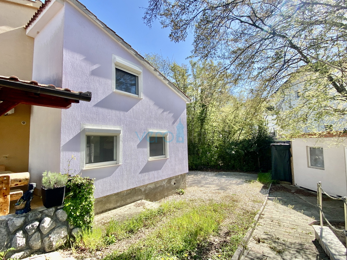 Isola di Krk, Dobrinj, periferia, casa bifamiliare con due appartamenti, vista, terreno, vendita