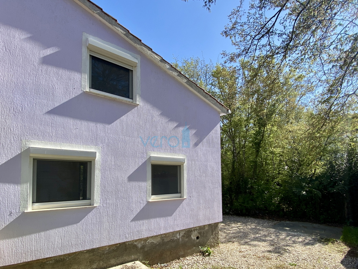 Isola di Krk, Dobrinj, periferia, casa bifamiliare con due appartamenti, vista, terreno, vendita