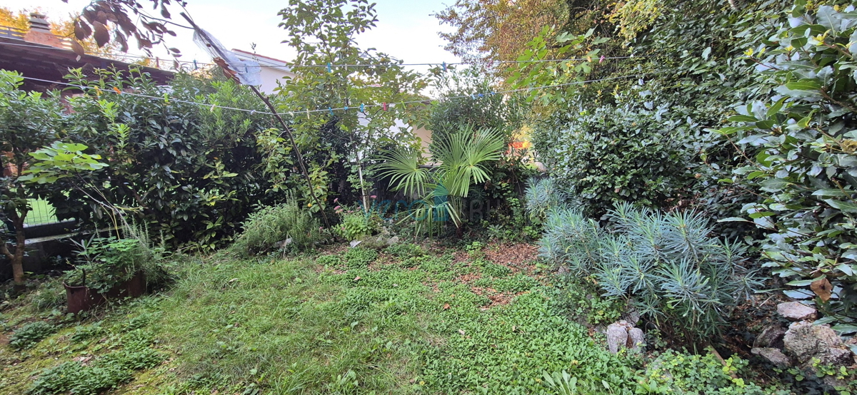 Isola di Krk, Dobrinj, periferia, casa bifamiliare con due appartamenti, vista, terreno, vendita