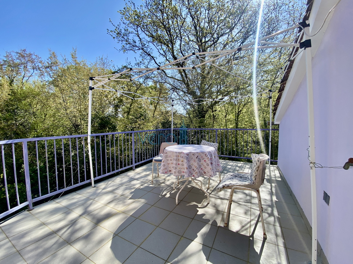 Isola di Krk, Dobrinj, periferia, casa bifamiliare con due appartamenti, vista, terreno, vendita