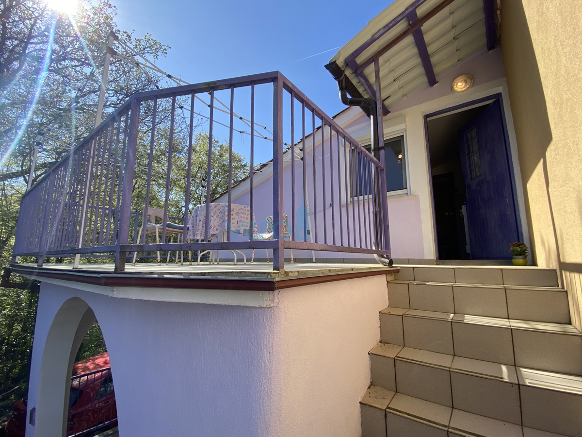 Isola di Krk, Dobrinj, periferia, casa bifamiliare con due appartamenti, vista, terreno, vendita