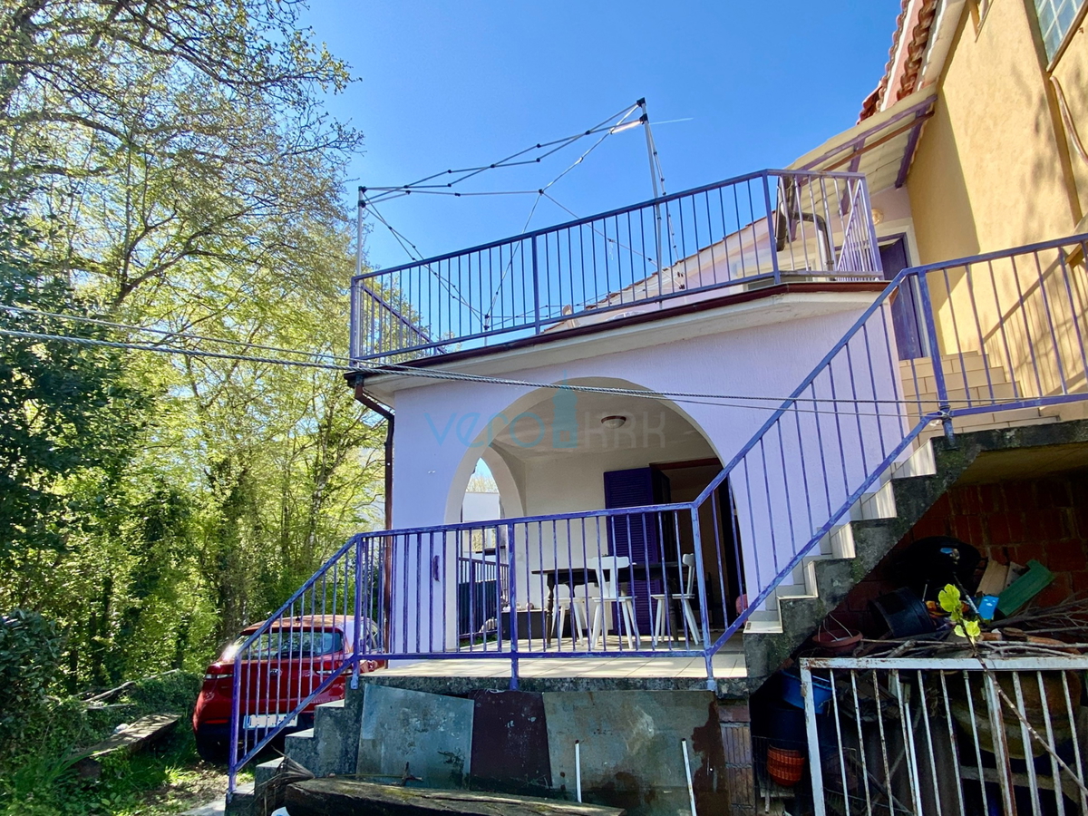Isola di Krk, Dobrinj, periferia, casa bifamiliare con due appartamenti, vista, terreno, vendita