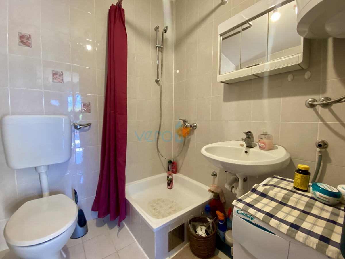 Isola di Krk, Dobrinj, periferia, casa bifamiliare con due appartamenti, vista, terreno, vendita