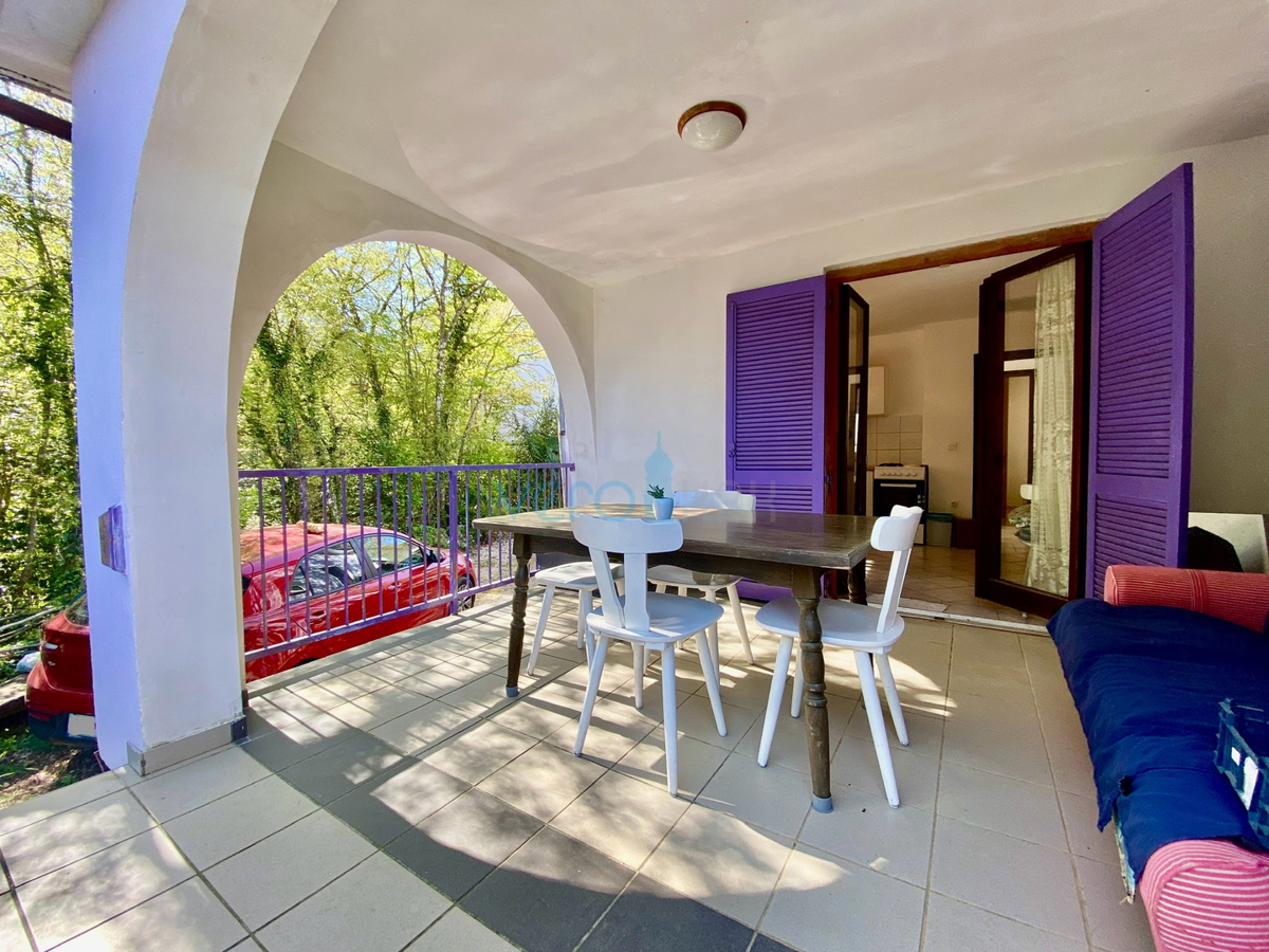 Isola di Krk, Dobrinj, periferia, casa bifamiliare con due appartamenti, vista, terreno, vendita