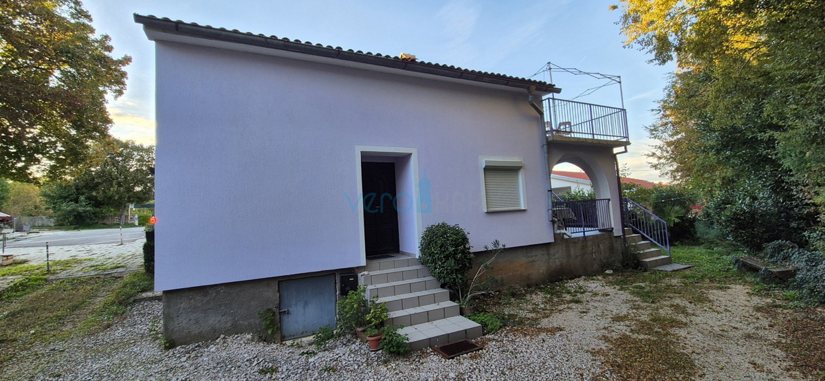 Isola di Krk, Dobrinj, periferia, casa bifamiliare con due appartamenti, vista, terreno, vendita