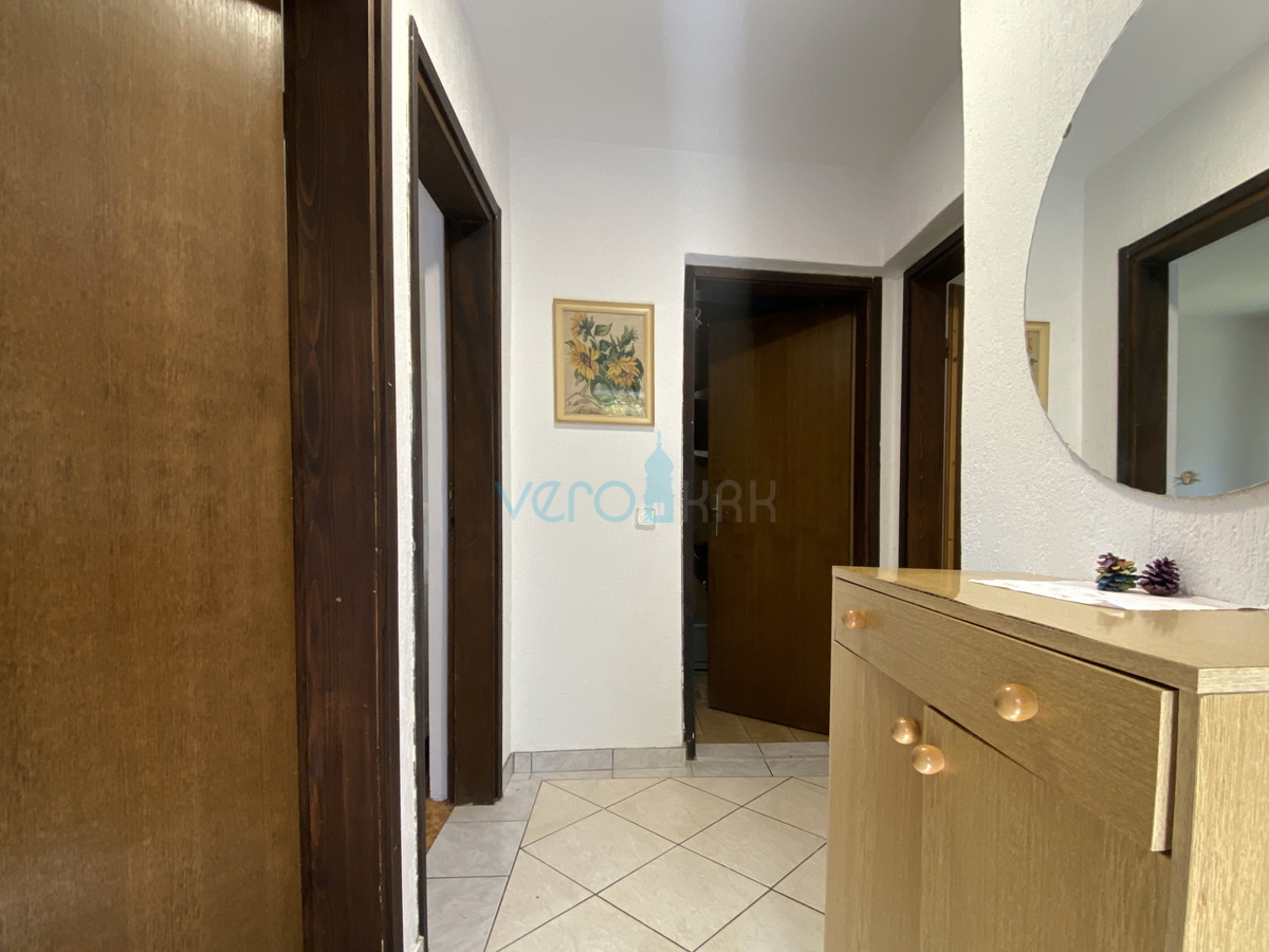 Isola di Krk, Dobrinj, periferia, casa bifamiliare con due appartamenti, vista, terreno, vendita