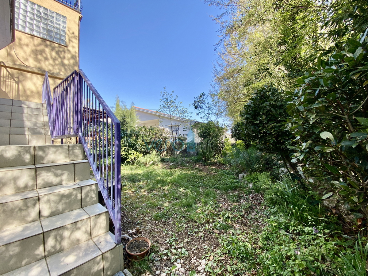 Isola di Krk, Dobrinj, periferia, casa bifamiliare con due appartamenti, vista, terreno, vendita