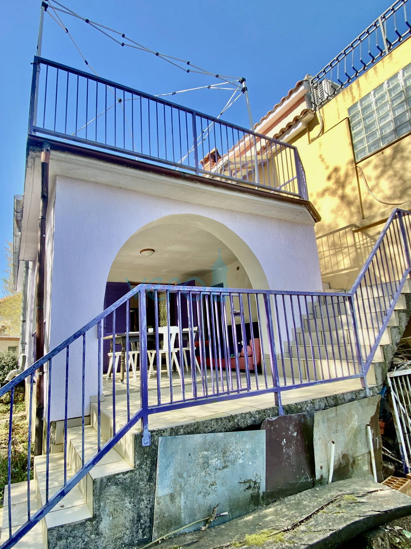 Isola di Krk, Dobrinj, periferia, casa bifamiliare con due appartamenti, vista, terreno, vendita