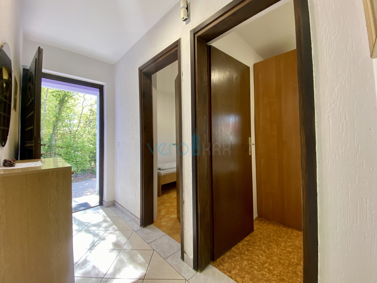 Isola di Krk, Dobrinj, periferia, casa bifamiliare con due appartamenti, vista, terreno, vendita