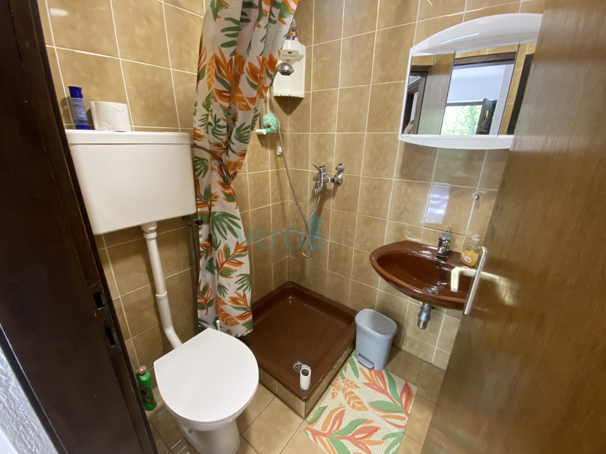 Isola di Krk, Dobrinj, periferia, casa bifamiliare con due appartamenti, vista, terreno, vendita