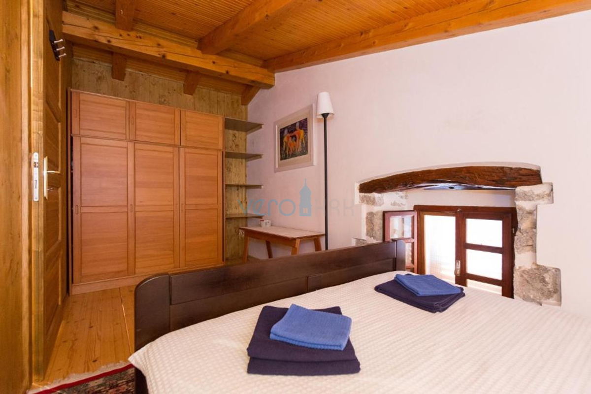 Isola di Krk, città di Krk, dintorni vicini, casa in pietra autoctona restaurata di 157 m2 con terreno di 250 m2, in vendita