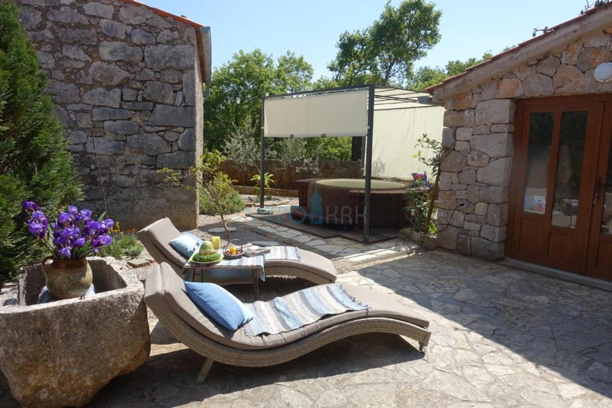 Isola di Krk, città di Krk, dintorni vicini, casa in pietra autoctona restaurata di 157 m2 con terreno di 250 m2, in vendita