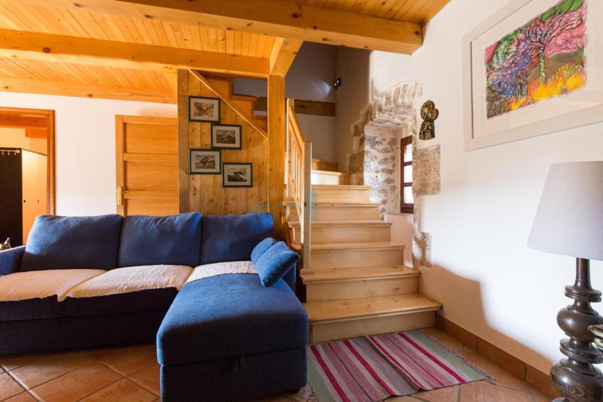 Isola di Krk, città di Krk, dintorni vicini, casa in pietra autoctona restaurata di 157 m2 con terreno di 250 m2, in vendita