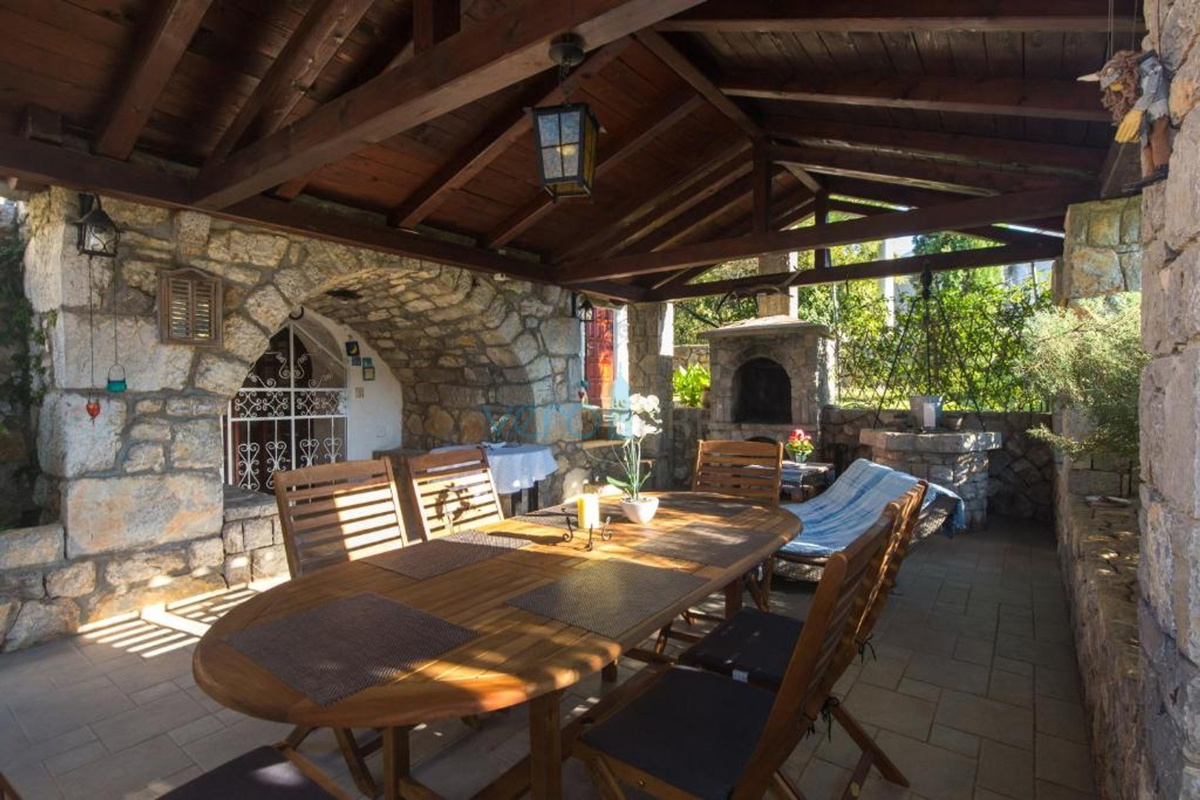 Isola di Krk, città di Krk, dintorni vicini, casa in pietra autoctona restaurata di 157 m2 con terreno di 250 m2, in vendita