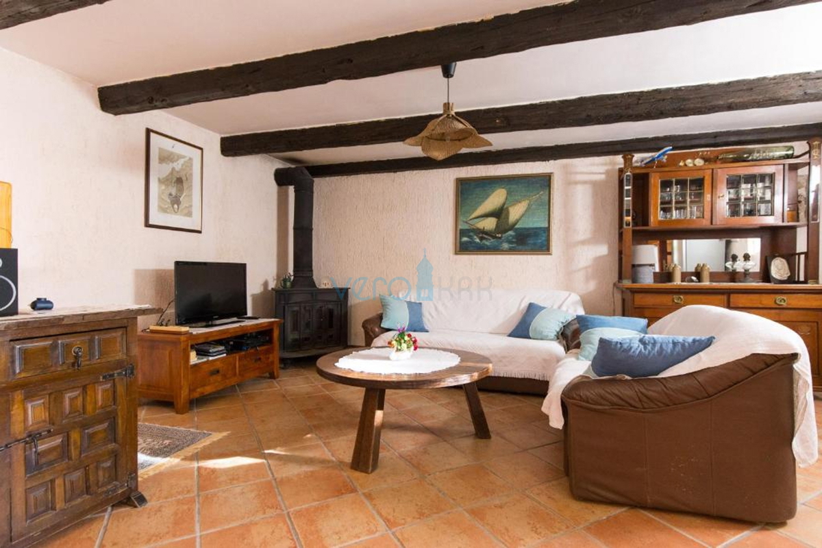 Isola di Krk, città di Krk, dintorni vicini, casa in pietra autoctona restaurata di 157 m2 con terreno di 250 m2, in vendita