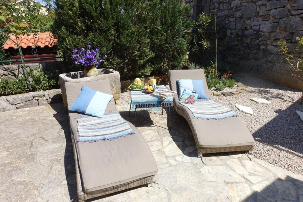 Isola di Krk, città di Krk, dintorni vicini, casa in pietra autoctona restaurata di 157 m2 con terreno di 250 m2, in vendita