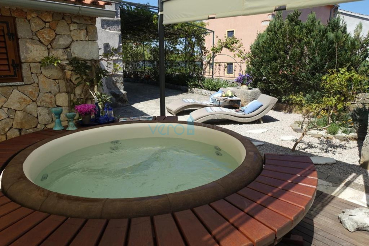 Isola di Krk, città di Krk, dintorni vicini, casa in pietra autoctona restaurata di 157 m2 con terreno di 250 m2, in vendita