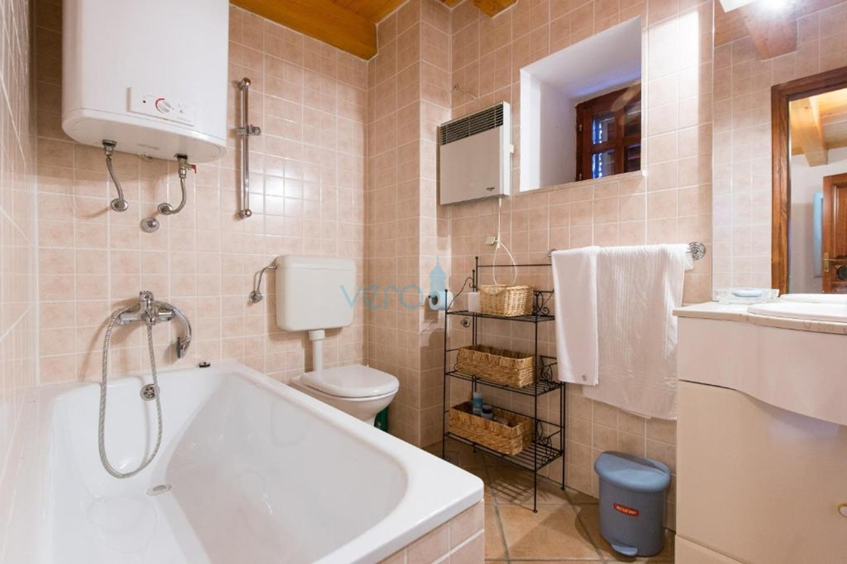 Isola di Krk, città di Krk, dintorni vicini, casa in pietra autoctona restaurata di 157 m2 con terreno di 250 m2, in vendita