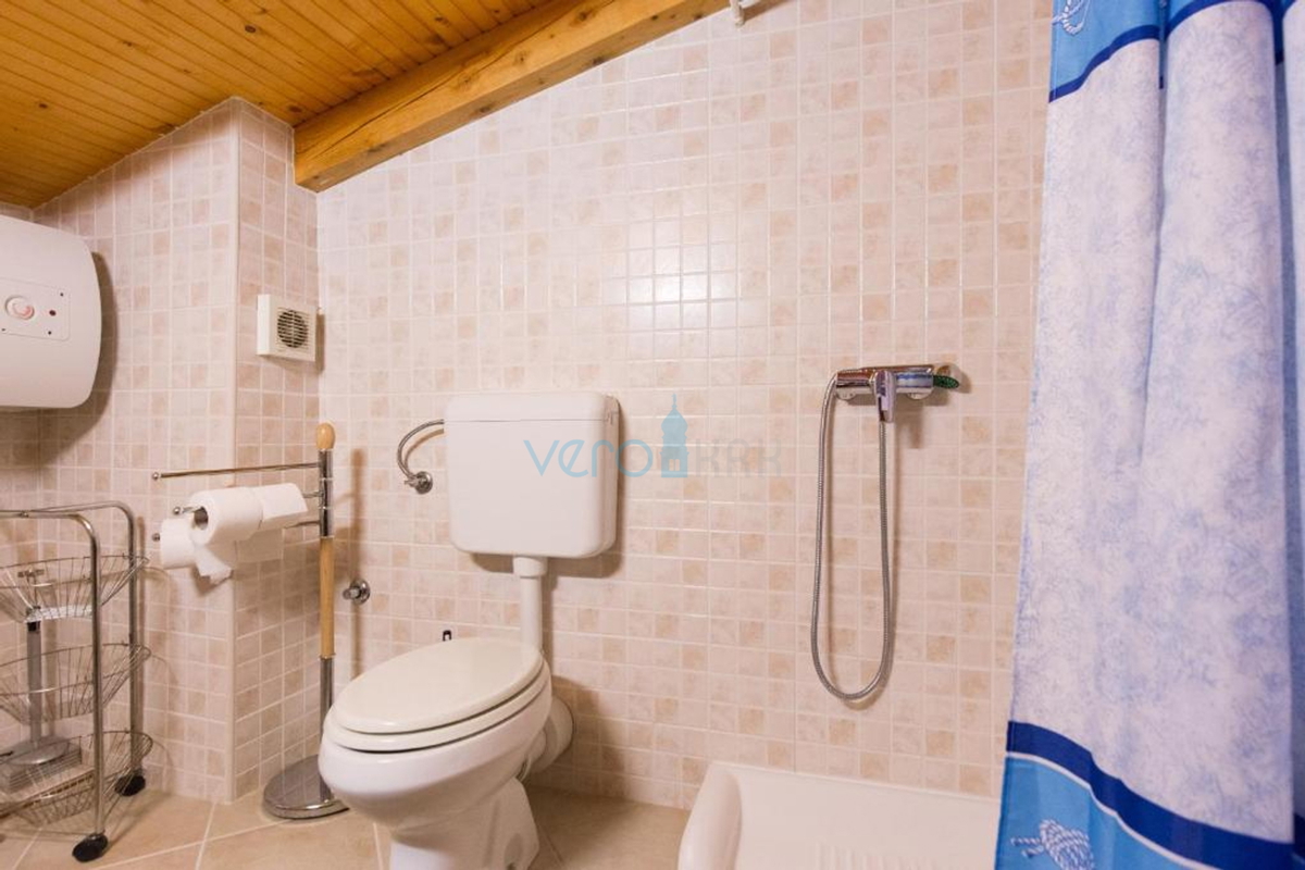 Isola di Krk, città di Krk, dintorni vicini, casa in pietra autoctona restaurata di 157 m2 con terreno di 250 m2, in vendita