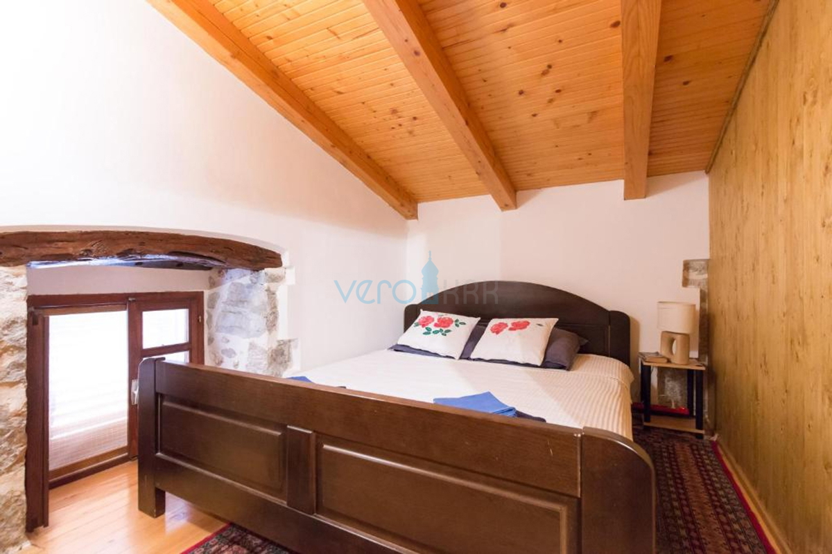 Isola di Krk, città di Krk, dintorni vicini, casa in pietra autoctona restaurata di 157 m2 con terreno di 250 m2, in vendita