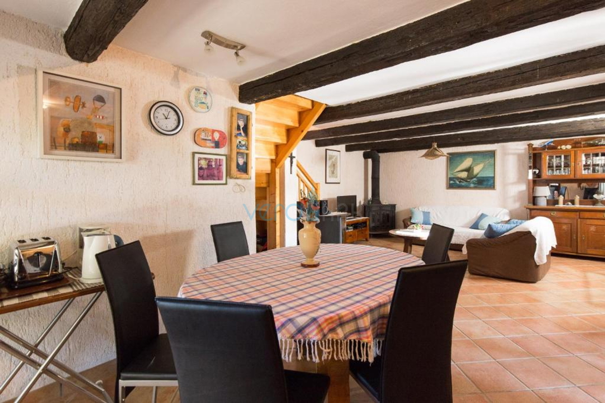 Isola di Krk, città di Krk, dintorni vicini, casa in pietra autoctona restaurata di 157 m2 con terreno di 250 m2, in vendita