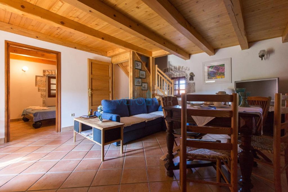 Isola di Krk, città di Krk, dintorni vicini, casa in pietra autoctona restaurata di 157 m2 con terreno di 250 m2, in vendita