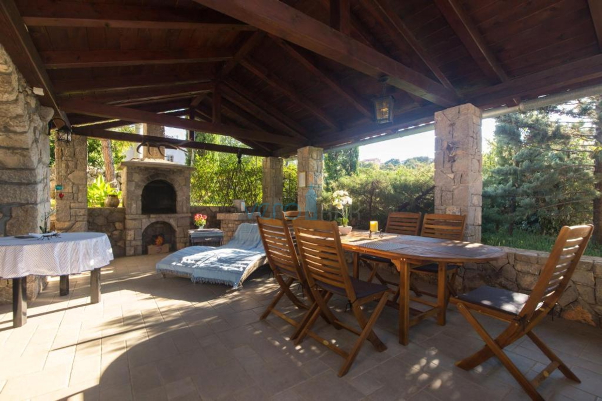 Isola di Krk, città di Krk, dintorni vicini, casa in pietra autoctona restaurata di 157 m2 con terreno di 250 m2, in vendita