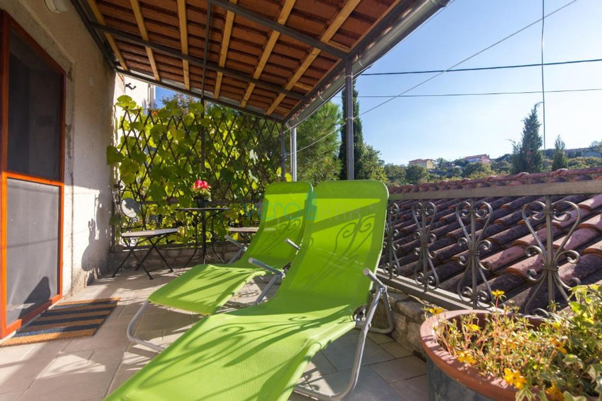 Isola di Krk, città di Krk, dintorni vicini, casa in pietra autoctona restaurata di 157 m2 con terreno di 250 m2, in vendita