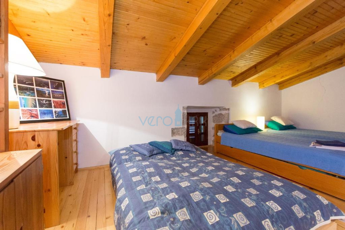 Isola di Krk, città di Krk, dintorni vicini, casa in pietra autoctona restaurata di 157 m2 con terreno di 250 m2, in vendita