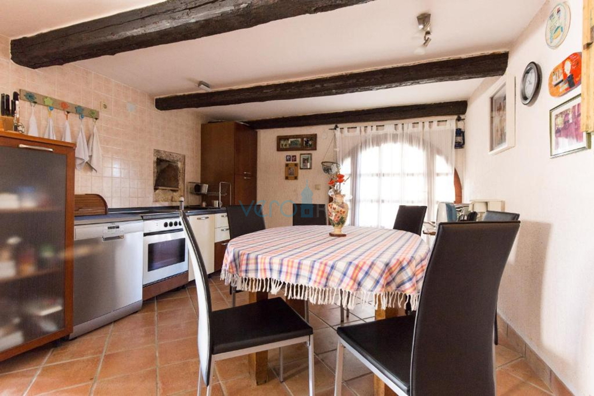 Isola di Krk, città di Krk, dintorni vicini, casa in pietra autoctona restaurata di 157 m2 con terreno di 250 m2, in vendita