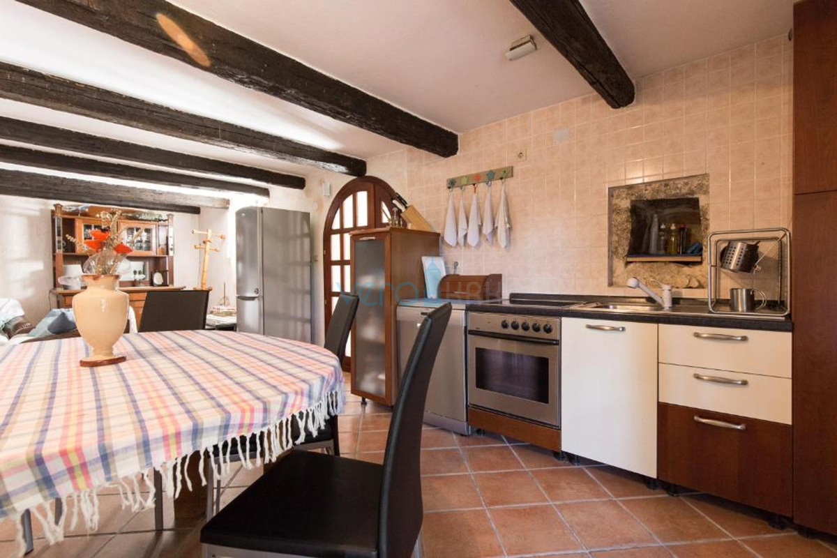 Isola di Krk, città di Krk, dintorni vicini, casa in pietra autoctona restaurata di 157 m2 con terreno di 250 m2, in vendita