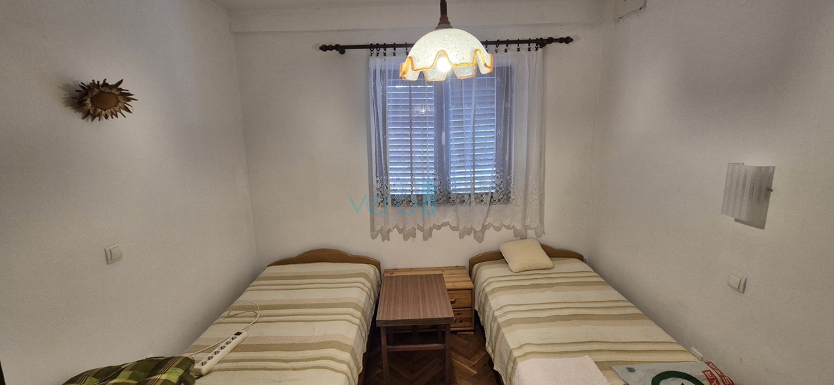 Isola di Krk, Vrbnik, periferia, casa bifamiliare con due appartamenti, giardino, vendita