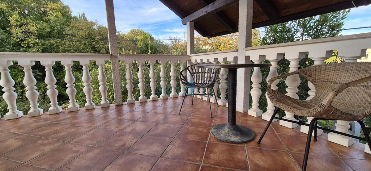 Isola di Krk, Vrbnik, periferia, casa bifamiliare con due appartamenti, giardino, vendita