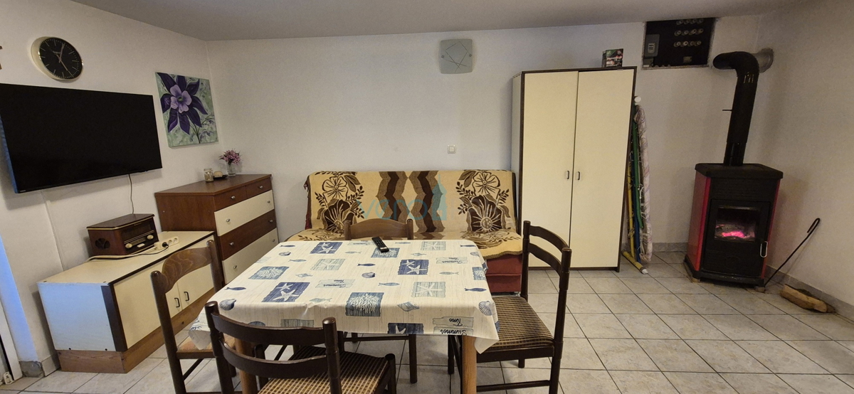 Isola di Krk, Vrbnik, periferia, casa bifamiliare con due appartamenti, giardino, vendita