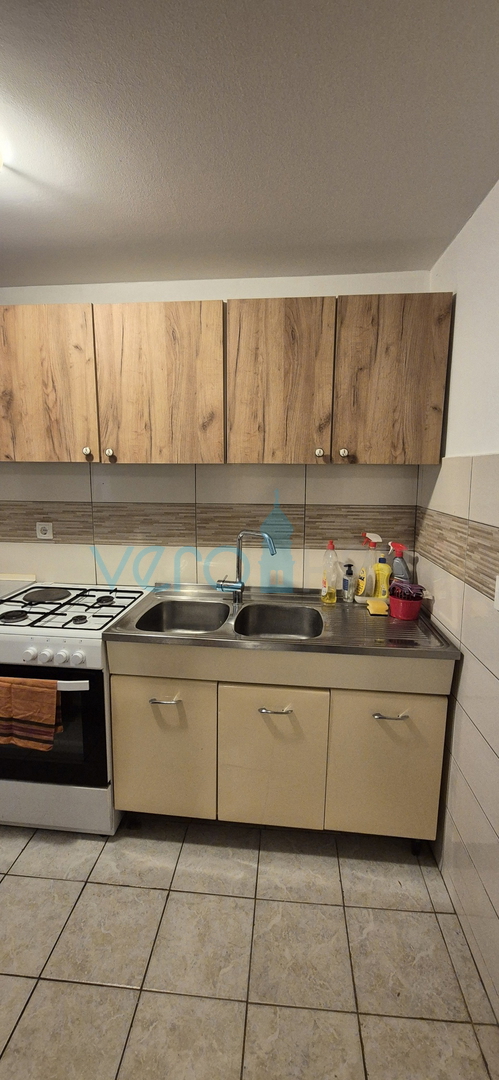 Isola di Krk, Vrbnik, periferia, casa bifamiliare con due appartamenti, giardino, vendita