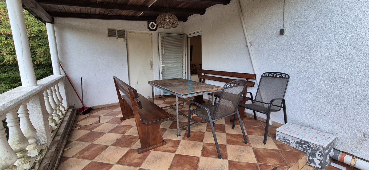 Isola di Krk, Vrbnik, periferia, casa bifamiliare con due appartamenti, giardino, vendita