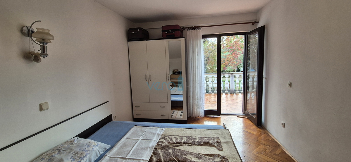 Isola di Krk, Vrbnik, periferia, casa bifamiliare con due appartamenti, giardino, vendita