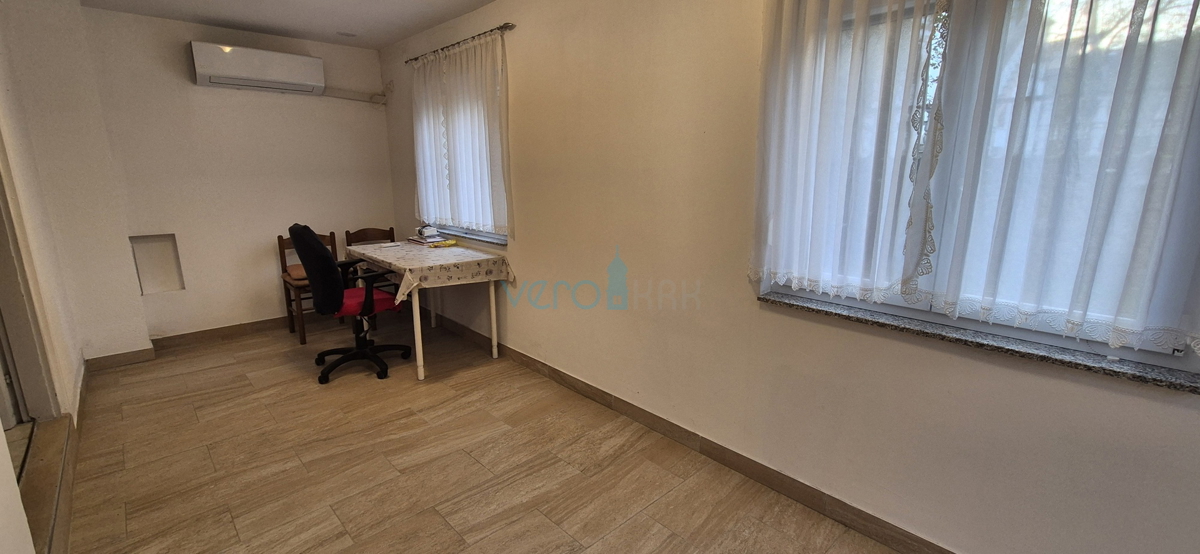 Isola di Krk, Vrbnik, periferia, casa bifamiliare con due appartamenti, giardino, vendita