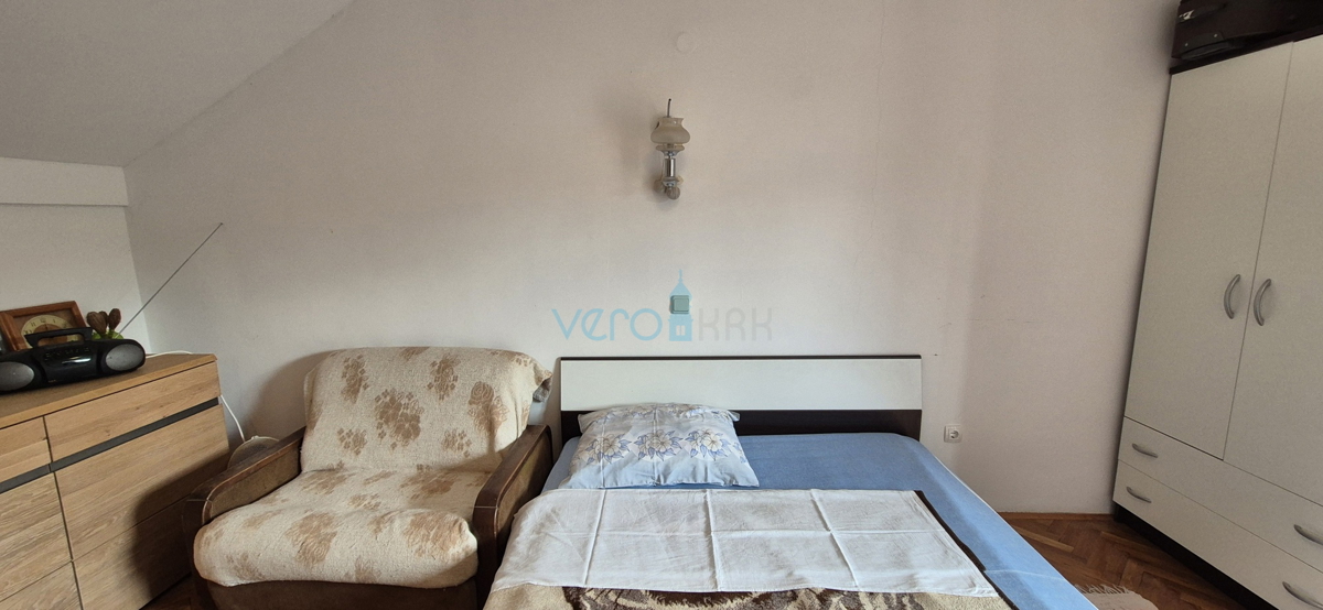 Isola di Krk, Vrbnik, periferia, casa bifamiliare con due appartamenti, giardino, vendita