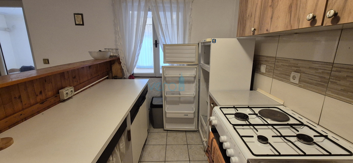 Isola di Krk, Vrbnik, periferia, casa bifamiliare con due appartamenti, giardino, vendita